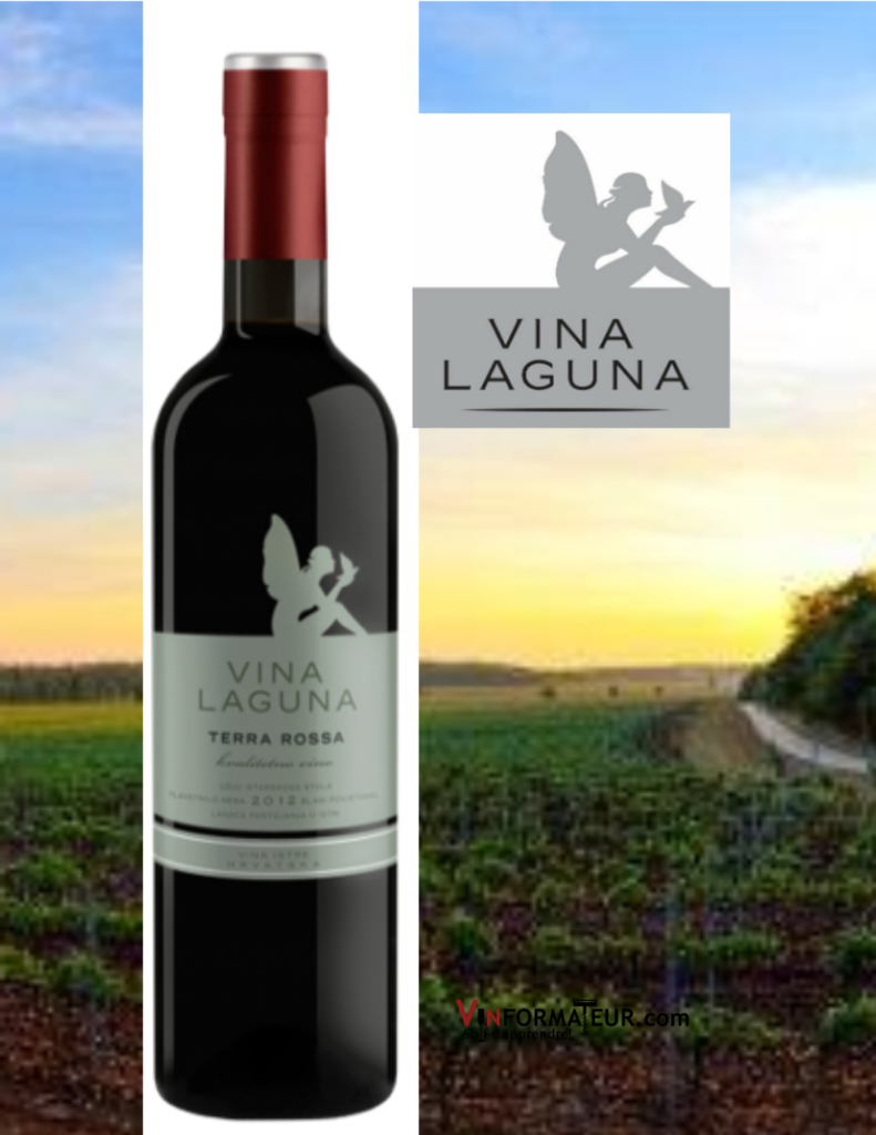 Bouteille de Vina Laguna, Terra Rossa, Croatie, Istrie Porec, Agrolaguna, 2017 avec vignoble en arrière-plan
