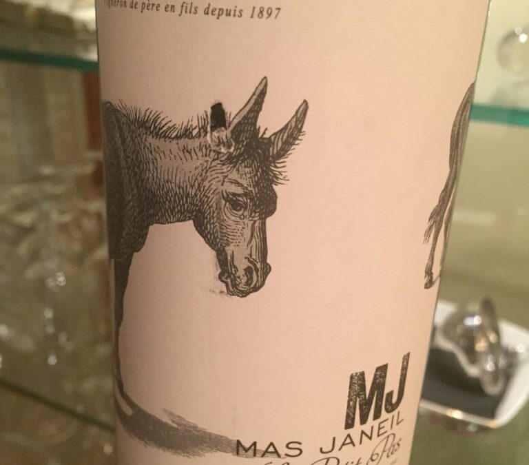 Découvrez un très beau vin du Languedoc, le Mas Janeil, Le Petit Pas, 2016. La pureté du fruit et le soleil du sud de la France dans votre verre!